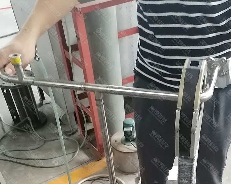 封闭式不锈钢管自动焊接设备应用于江苏省冷却设备行业项目(图1)